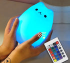 قطة محببة مع ريموت